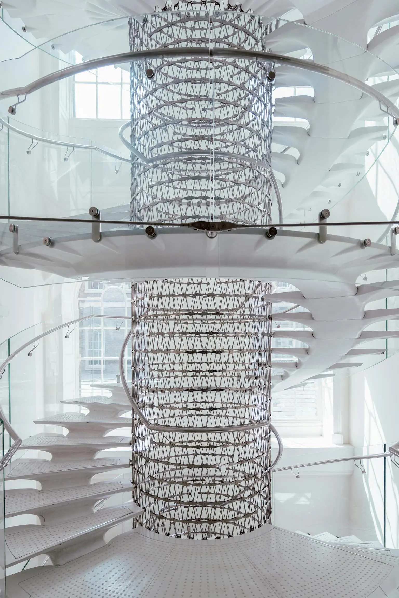 Weißes modernes Treppenhaus mit sterilen Böden und Glasfronten